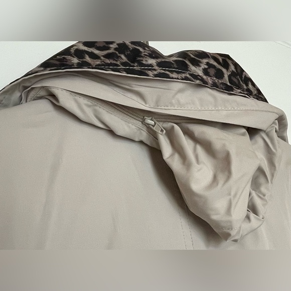 Ladies’ JM Collection Petite Cream/Cheetah Print Windbreaker Rain Jacket (Large) - Picture 6 of 7